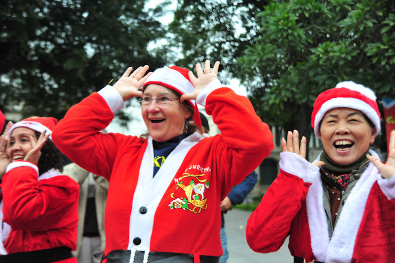 Nhiều người nước ngoài cùng có mặt trong buổi tập đặc biệt này. c