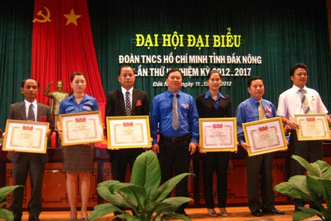 TƯ Đoàn trao tặng bằng khen sáu cá nhân xuất sắc. TƯ Đoàn trao tặng bằng khen 6 cá nhân xuất sắc