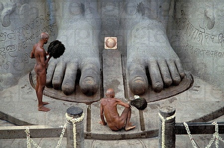 Các thầy tu Digambara coi việc khỏa thân như một điều kiện tối cần thiết để thực sự trở thành một kẻ hành khất với tâm thế tự do, được cứu rỗi linh hồn khỏi những tham sân si