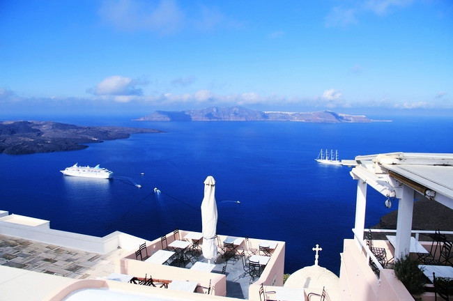Santorini có diện tích gần 100 km vuông với những ngôi nhà được xây trên núi nhìn thẳng ra biển