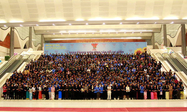 1.000 đại biểu Đại hội Đoàn đến từ những vùng miền khác nhau trong cả nước nắm tay nhau chụp ảnh, thậm chí là cùng nhau vẫy tay trái, tay phải, vỗ tay… tạo nên không khí vui nhộn