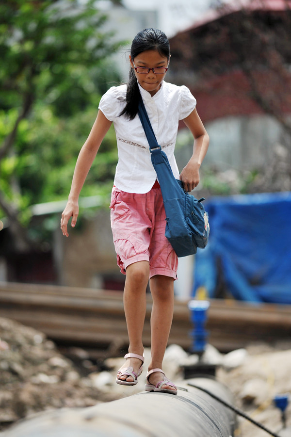 Khi cầu Khỉ chưa được hoàn thiện thì người dân vẫn phải chọn lối đi nguy hiểm này để qua sông Sét