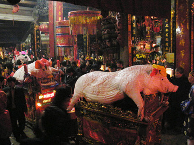 Có ông ỉ không vào được đình trong vì quá khổ. Có ông ỉ không vào được đình trong vì quá khổ