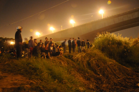 Đông đảo người dân đứng trên bờ theo dõi sự việc