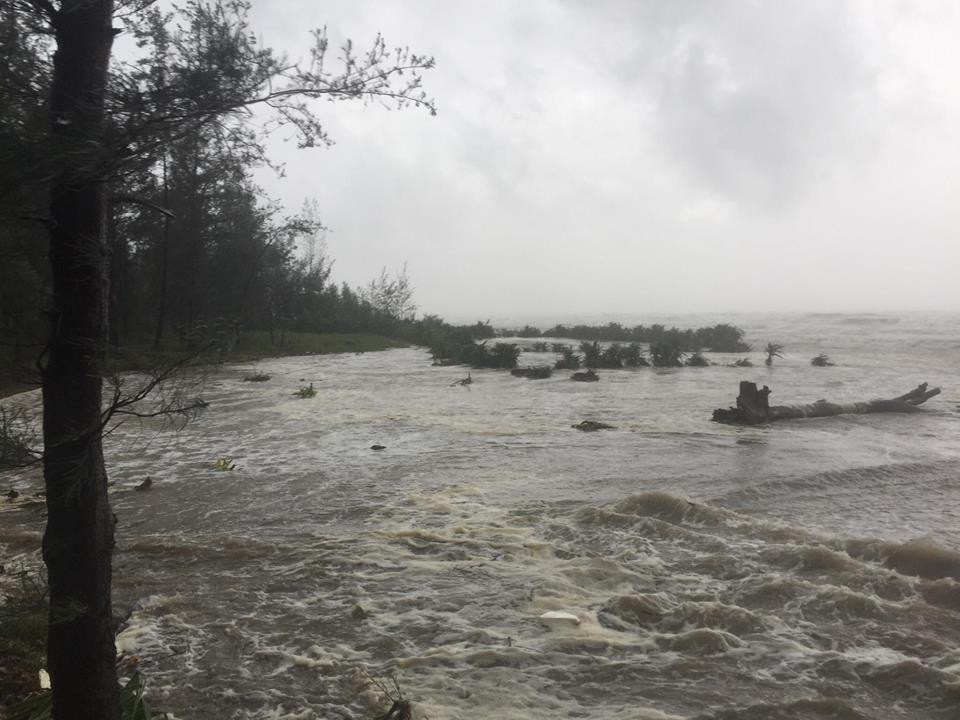 Bão số 10 càn quét miền Trung, ít nhất 4 người chết ảnh 61