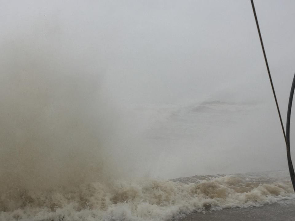 Bão số 10 càn quét miền Trung, ít nhất 4 người chết ảnh 60