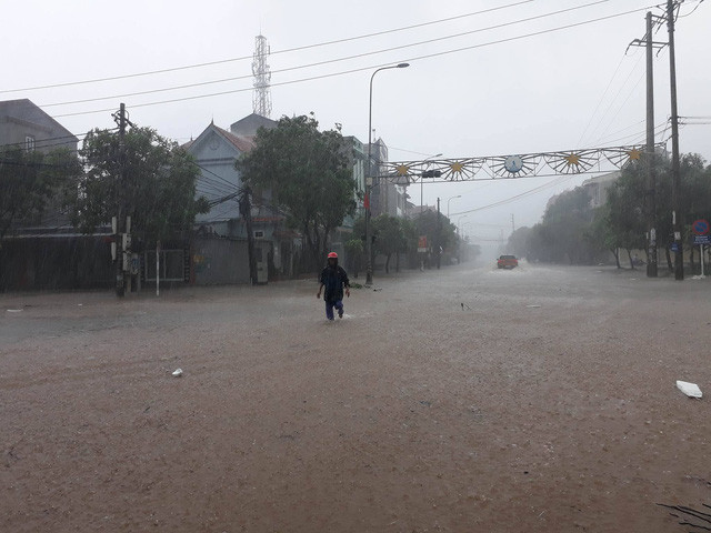 Bão số 10 càn quét miền Trung, ít nhất 4 người chết ảnh 38