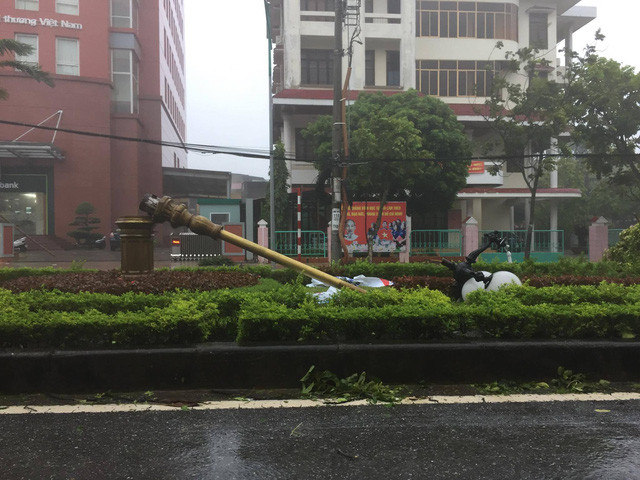 Bão số 10 càn quét miền Trung, ít nhất 4 người chết ảnh 54