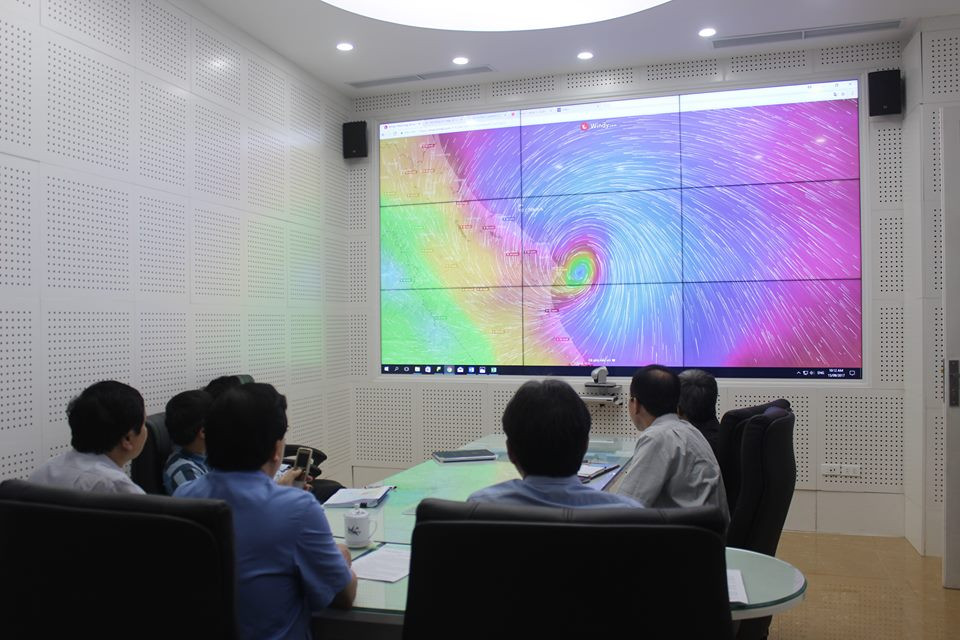 Bão số 10 càn quét miền Trung, ít nhất 4 người chết ảnh 33