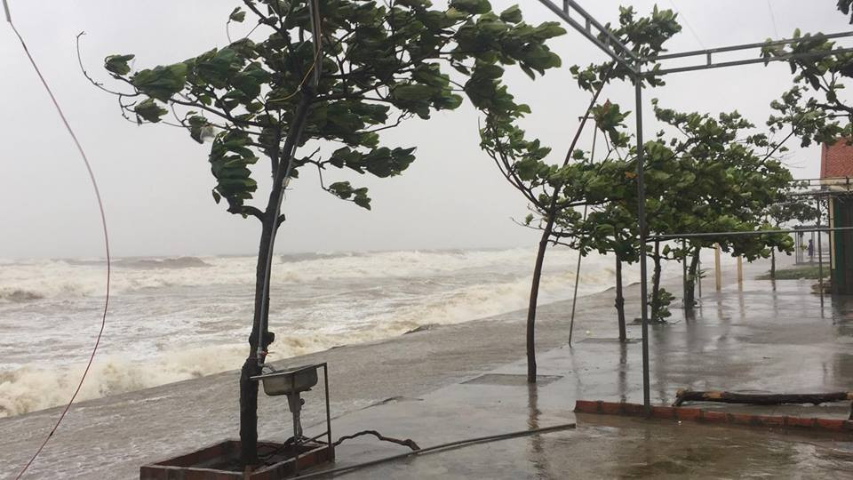 Bão số 10 càn quét miền Trung, ít nhất 4 người chết ảnh 63