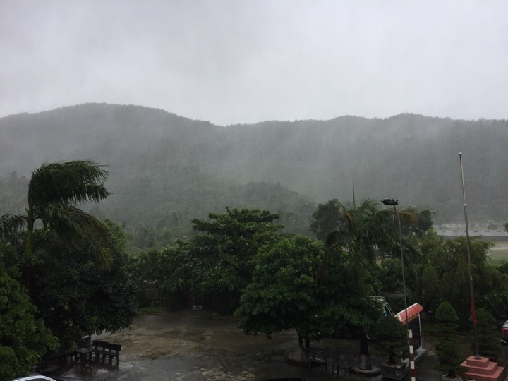 Bão số 10 càn quét miền Trung, ít nhất 4 người chết ảnh 52