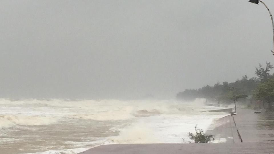 Bão số 10 càn quét miền Trung, ít nhất 4 người chết ảnh 62