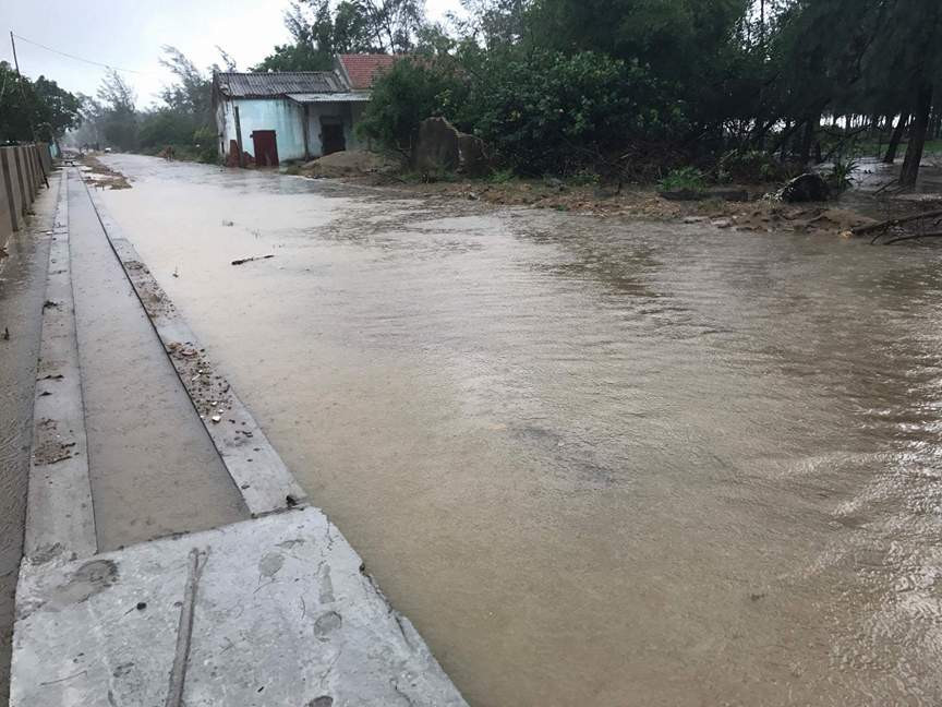 Bão số 10 càn quét miền Trung, ít nhất 4 người chết ảnh 45