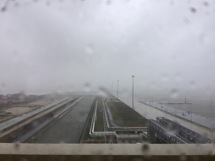 Bão số 10 càn quét miền Trung, ít nhất 4 người chết ảnh 65