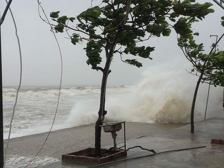 Bão số 10 càn quét miền Trung, ít nhất 4 người chết ảnh 64