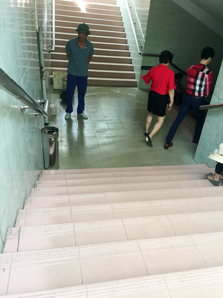 Lại chi đống tiền thay gạch lát hầm đi bộ đang...đẹp ảnh 11