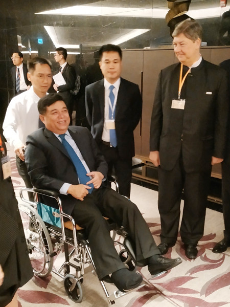 Bộ trưởng Kế hoạch & Đầu tư ngồi xe lăn điều hành hai diễn đàn lớn ảnh 3