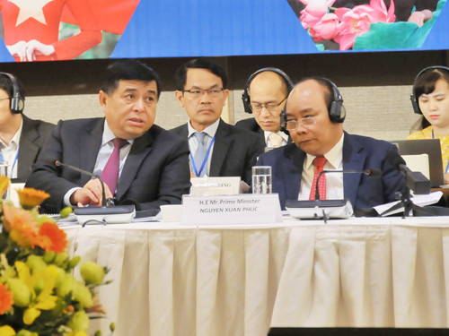 Bộ trưởng Kế hoạch & Đầu tư ngồi xe lăn điều hành hai diễn đàn lớn ảnh 4