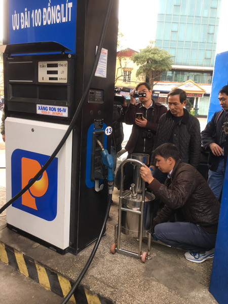 Mục kích thực nghiệm vụ cây xăng ở Hà Nội bị tố gian dối ảnh 7