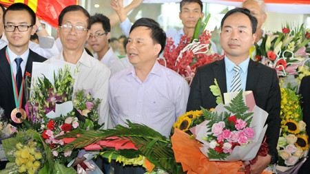 Rợp cờ hoa chào đón 'các cậu bé vàng' Olympic Vật lý, Hóa học 2018 ảnh 7