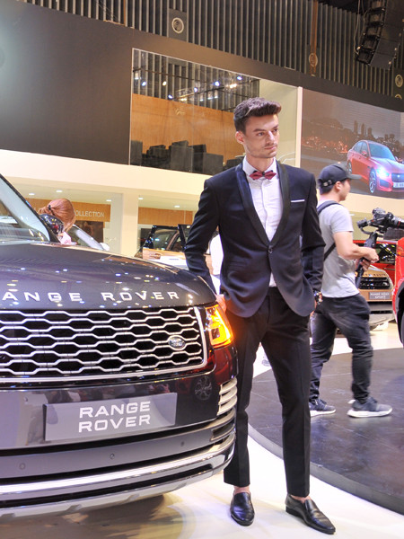 Dàn mẫu Việt đọ sắc cùng mẫu Tây tại VMS 2018 ảnh 4