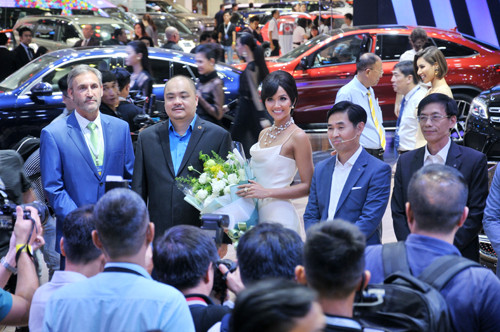 Hoa hậu H’Hen Niê cùng dàn người mẫu gợi cảm ở triển lãm ô tô VN 2018 ảnh 11