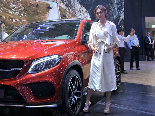 Dàn mẫu Việt đọ sắc cùng mẫu Tây tại VMS 2018 ảnh 6