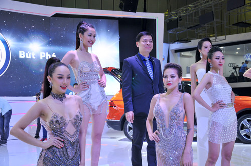 Dàn mẫu Việt đọ sắc cùng mẫu Tây tại VMS 2018 ảnh 10