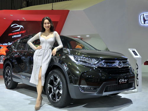 Dàn mẫu Việt đọ sắc cùng mẫu Tây tại VMS 2018 ảnh 2