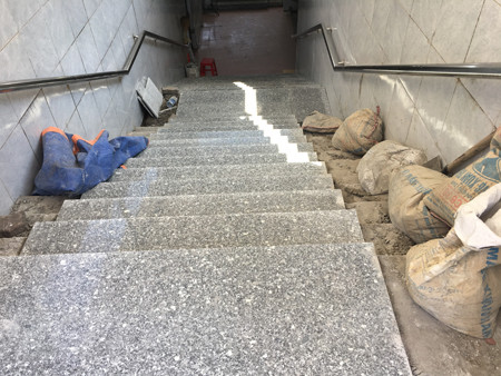 Lại chi đống tiền thay gạch lát hầm đi bộ đang...đẹp ảnh 5