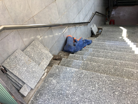 Lại chi đống tiền thay gạch lát hầm đi bộ đang...đẹp ảnh 13