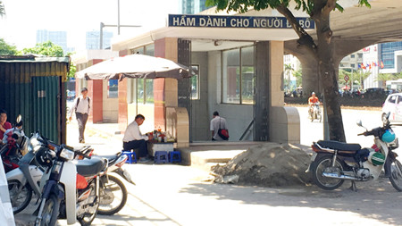 Lại chi đống tiền thay gạch lát hầm đi bộ đang...đẹp ảnh 1