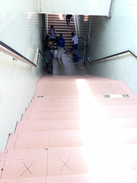 Lại chi đống tiền thay gạch lát hầm đi bộ đang...đẹp ảnh 8