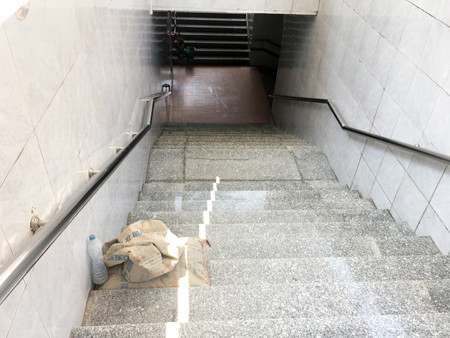 Lại chi đống tiền thay gạch lát hầm đi bộ đang...đẹp ảnh 2