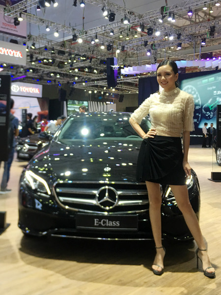 Hoa hậu H’Hen Niê cùng dàn người mẫu gợi cảm ở triển lãm ô tô VN 2018 ảnh 7