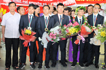 Rợp cờ hoa chào đón 'các cậu bé vàng' Olympic Vật lý, Hóa học 2018 ảnh 9