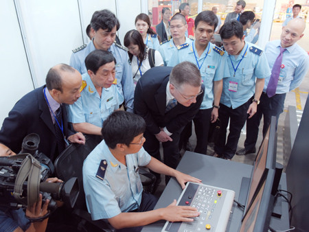 Việt Nam tiếp nhận máy soi hàng hóa 4,6 tỷ đồng ảnh 2