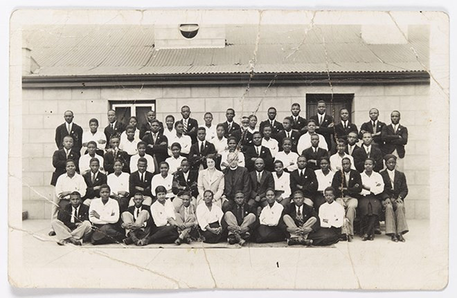 Năm 1938: Bức ảnh được biết đến sớm nhất về Nelson Mandela (đứng hàng cao nhất, thứ 5 từ phải sang) khi ông đang học ở trường Healdtown