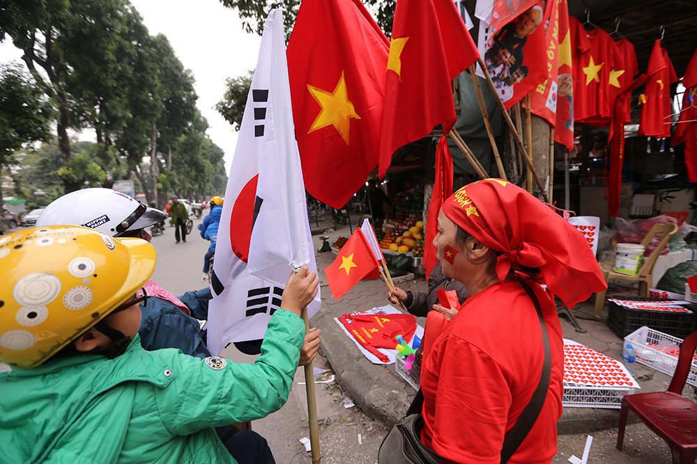 Cổ động viên vỡ òa sau bàn mở tỷ số của Anh Đức ảnh 34