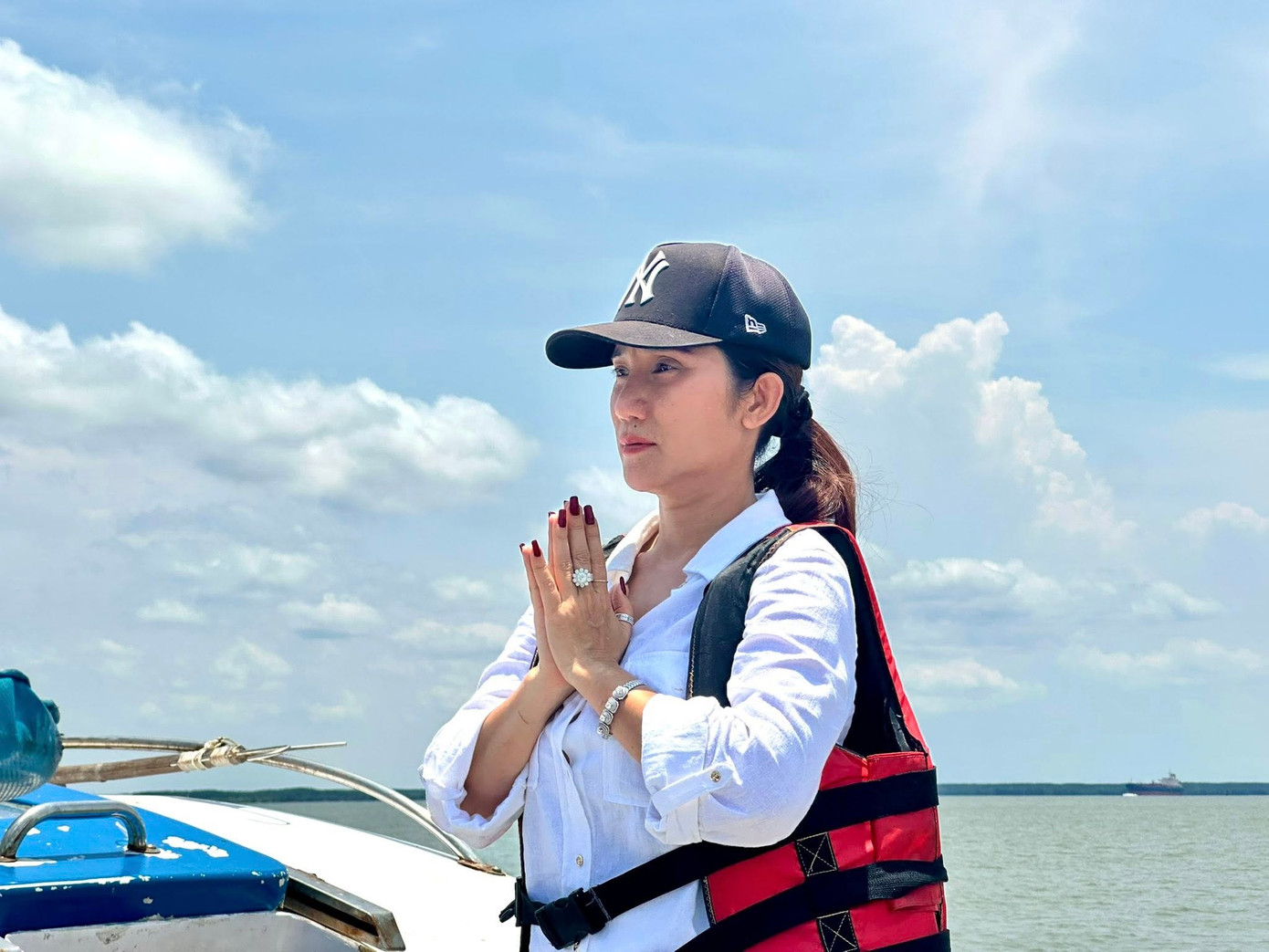 Cát Tường, Vân Trang tới biển Cần Giờ tiễn đưa Quý Bình. Cát Tường, Vân Trang tới biển Cần Giờ tiễn đưa Quý Bình.