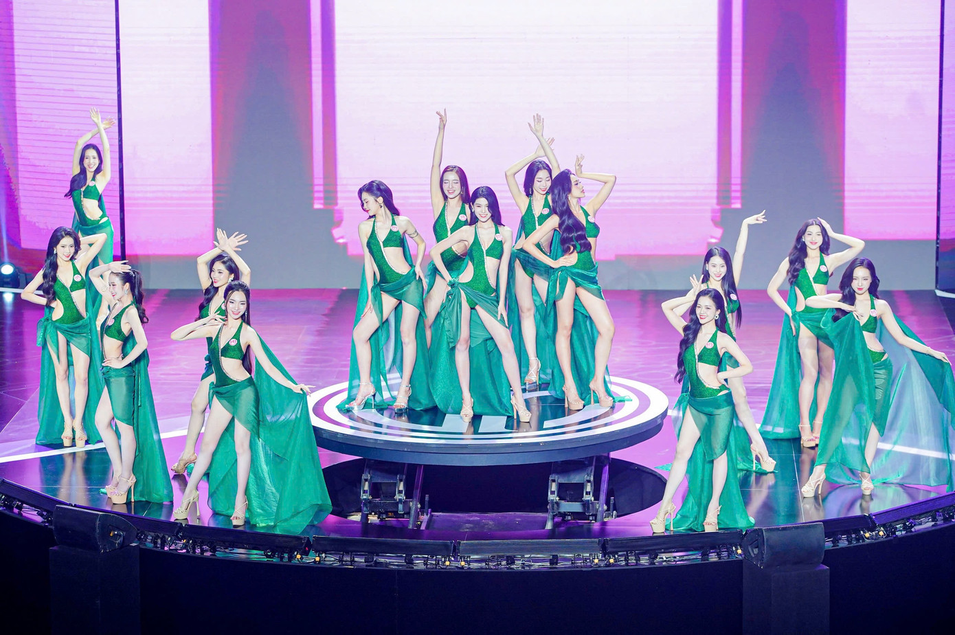 Một số khán giả cho rằng không quá lời khi đánh giá chung khảo Hoa hậu Việt Nam 2024 là buổi trình diễn nghệ thuật có chiều sâu. Các tiết mục ca múa nhạc đều được dàn dựng công phu và sáng tạo, mang đến không gian nghệ thuật nhiều cảm xúc. Một số khán giả cho rằng không quá lời khi đánh giá chung khảo Hoa hậu Việt Nam 2024 là buổi trình diễn nghệ thuật có chiều sâu. Các tiết mục ca múa nhạc đều được dàn dựng công phu và sáng tạo, mang đến không gian nghệ thuật nhiều cảm xúc.