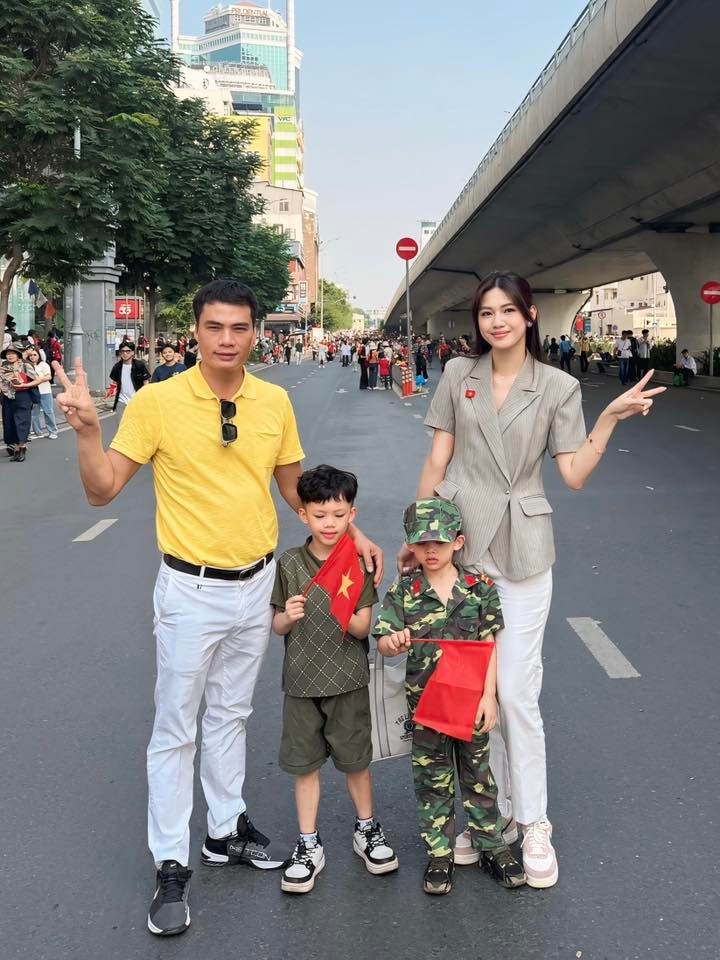 Gia đình Á hậu Ngô Thanh Thanh Tú đang có mặt tại TPHCM, hòa vào dòng người xem Lễ diễu binh, diễu hành.