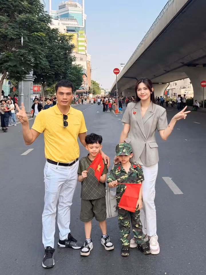 Gia đình Á hậu Ngô Thanh Thanh Tú đang có mặt tại TPHCM, hòa vào dòng người xem Lễ diễu binh, diễu hành.