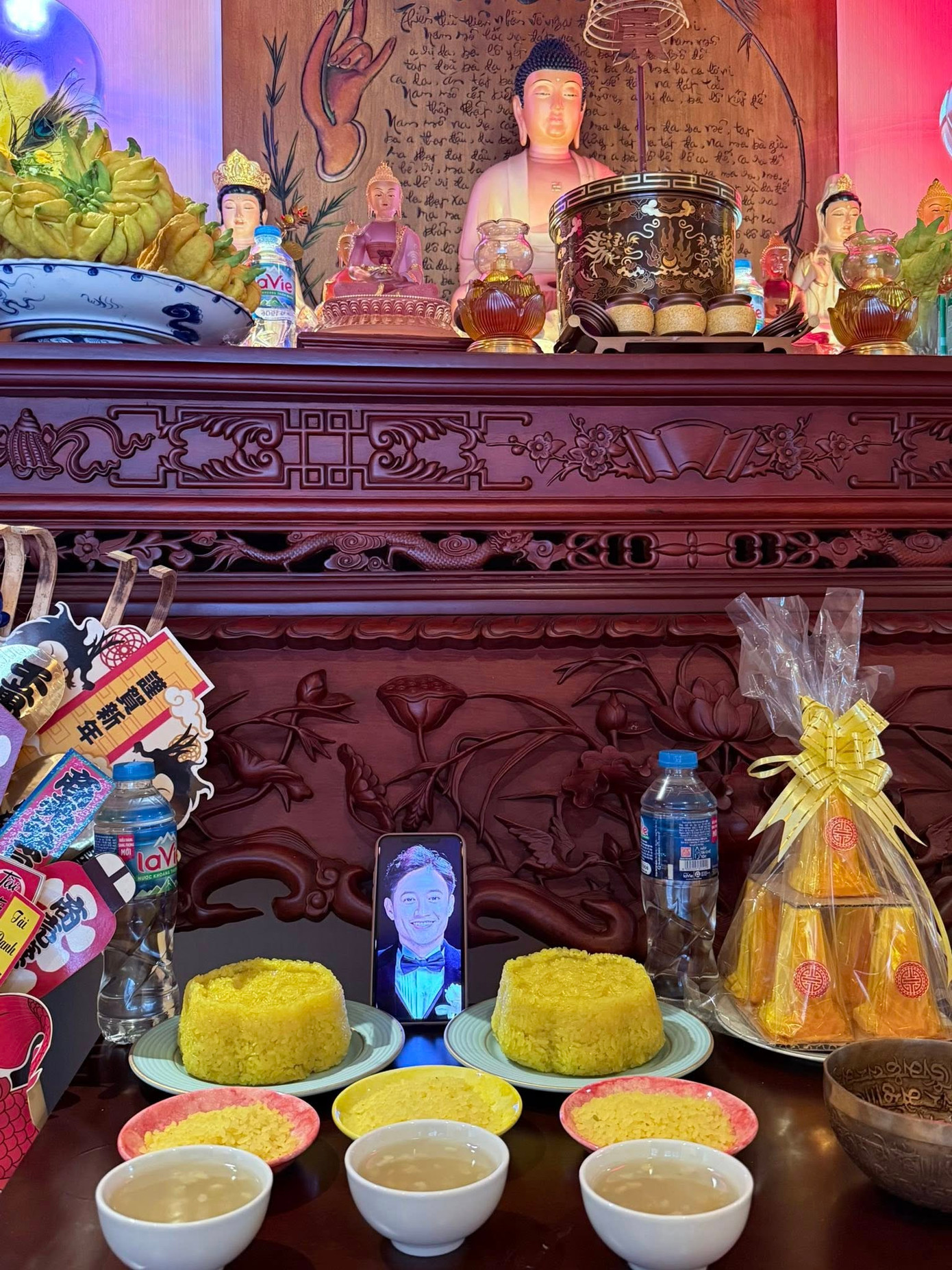 Ảnh trái: Minh Luân tới thắp nhang cho Quý Bình trong lễ cúng 49 ngày. Ảnh phải: Trương Nam Thành làm lễ cúng cho Quý Bình tại gia. Ảnh trái: Minh Luân tới thắp nhang cho Quý Bình trong lễ cúng 49 ngày. Ảnh phải: Trương Nam Thành làm lễ cúng cho Quý Bình tại gia.