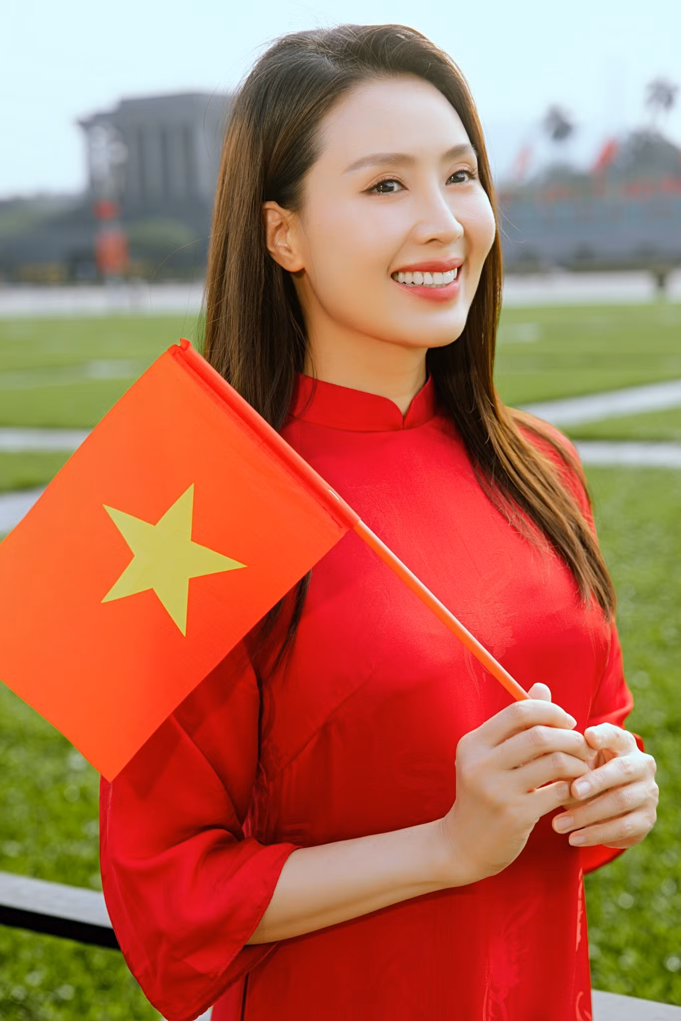 Diễn viên Hồng Diễm thực hiện bộ ảnh kỷ niệm tại Lăng Chủ tịch Hồ Chí Minh. Cô viết: "Chào mừng Kỷ niệm 50 năm Ngày Giải phóng miền Nam, thống nhất đất nước (30/4/1975-30/4/2025). Tôi không làm được điều gì lớn lao cho đất nước tôi, nhưng tôi yêu nước nồng nàn và luôn tự hào hai tiếng Việt Nam".