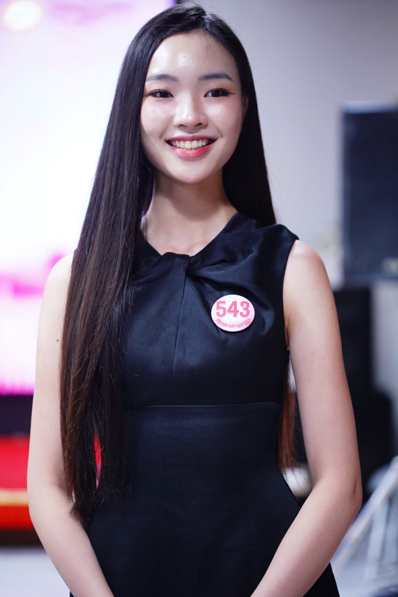 “Điều tôi ngưỡng mộ nhất ở chị Đỗ Thị Hà là tinh thần ham học hỏi, hoàn thành tốt việc học tại trường trong nhiệm kỳ Hoa hậu Việt Nam. Chị luôn tích cực tham gia các hoạt động thiện nguyện, mang đến giá trị tốt đẹp cho cộng đồng. Tôi tin rằng, chỉ cần đủ đam mê, sẵn sàng học hỏi và không ngại thử thách, bản thân cũng có thể viết nên câu chuyện riêng tại Hoa hậu Việt Nam 2024”, Hồng Duyên nói.