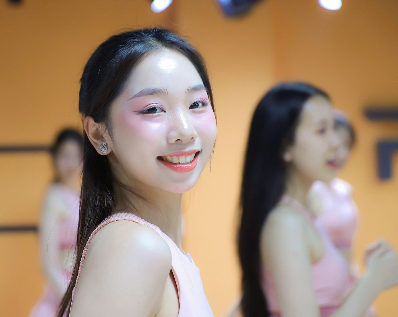 "Sau những ngày tham gia lịch trình dày đặc tại Huế, Quảng Trị, buổi tập vũ đạo giúp chúng tôi nạp năng lượng và chuẩn bị tinh thần sẵn sàng cho đêm chung khảo sắp tới", thí sinh Phạm Thùy Dương chia sẻ. "Sau những ngày tham gia lịch trình dày đặc tại Huế, Quảng Trị, buổi tập vũ đạo giúp chúng tôi nạp năng lượng và chuẩn bị tinh thần sẵn sàng cho đêm chung khảo sắp tới", thí sinh Phạm Thùy Dương chia sẻ.