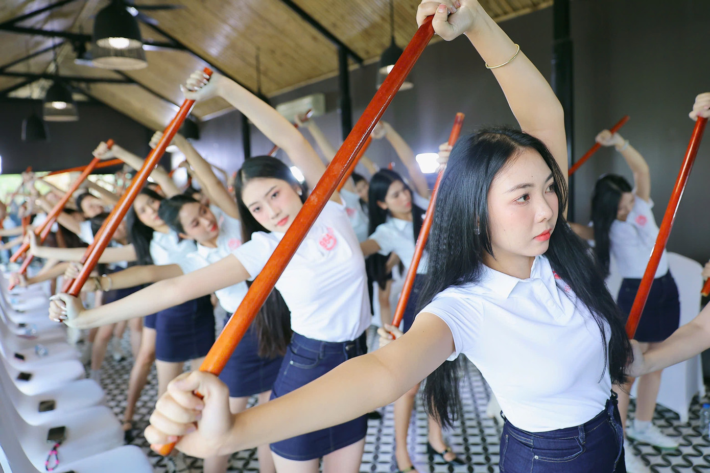 "Tôi biết ơn vì những trải nghiệm và kiến thức mình có được từ cuộc thi Hoa hậu Việt Nam. Không chỉ học trình diễn, catwalk, chúng tôi được tìm hiểu về văn hóa, lịch sử, truyền thống", thí sinh Nguyễn Ngọc Ánh chia sẻ.