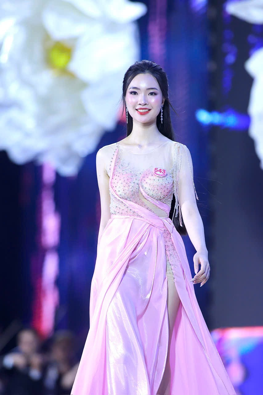 Thí sinh Trịnh Vũ Hồng Duyên (543) cao 1,71 m, nặng 51 kg, số đo ba vòng 81-63-91 cm. Cô là sinh viên Đại học Anh quốc Việt Nam. Thí sinh Trịnh Vũ Hồng Duyên (543) cao 1,71 m, nặng 51 kg, số đo ba vòng 81-63-91 cm. Cô là sinh viên Đại học Anh quốc Việt Nam.