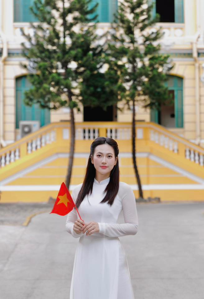 Phương Anh Đào tên đầy đủ là Đào Phương Anh Đào, sinh năm 1992 tại Bạc Liêu. Cô gây ấn tượng trong nhiều phim điện ảnh như Nhắm mắt thấy mùa hè, Em gái mưa, Bằng chứng vô hình, Chàng vợ của anh, Chiếm đoạt, Tro tàn rực rỡ… Đặc biệt, sau thành công của phim Mai, Phương Anh Đào được ưu ái với danh xưng "ngọc nữ trăm tỷ". Phương Anh Đào tên đầy đủ là Đào Phương Anh Đào, sinh năm 1992 tại Bạc Liêu. Cô gây ấn tượng trong nhiều phim điện ảnh như Nhắm mắt thấy mùa hè, Em gái mưa, Bằng chứng vô hình, Chàng vợ của anh, Chiếm đoạt, Tro tàn rực rỡ… Đặc biệt, sau thành công của phim Mai, Phương Anh Đào được ưu ái với danh xưng "ngọc nữ trăm tỷ".